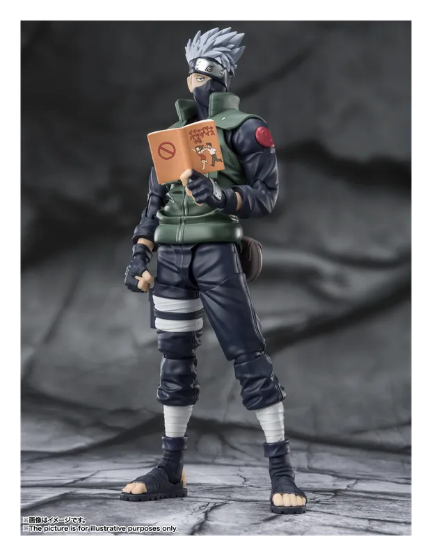 S.H.Figuarts Kakashi Hatake figure reading his orange book
